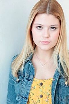 Katie Burgess interpreta Adult Alex