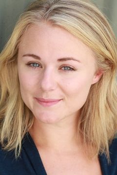 Lora Burke interpreta Renee