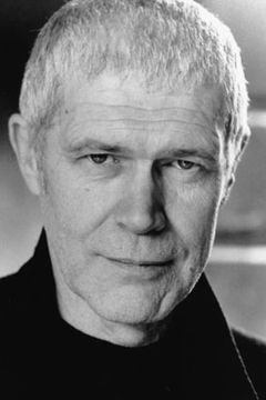 Alexander Morton interpreta Joseph Wilson