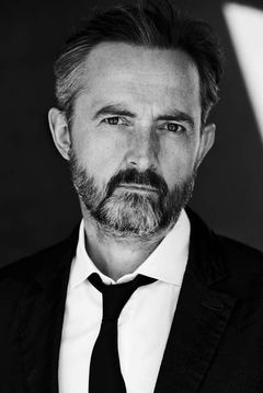 Harald Schrott interpreta Raphael Dorn