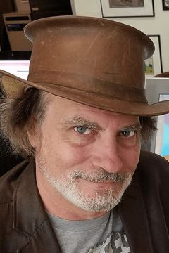 David Silverman interpreta Additional Voices (voice) (uncredited)