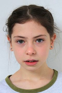Kíla Lord Cassidy interpreta Lily Stanton