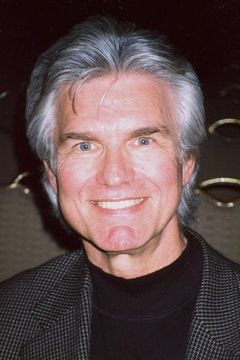 Kent McCord interpreta Col. John Reynolds