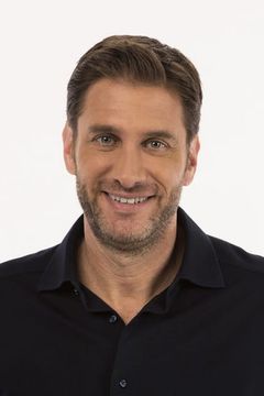 Mike Greenberg interpreta ESPN Radio Announcer #1 (voice)