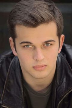 Slade Pearce interpreta Noah Framm