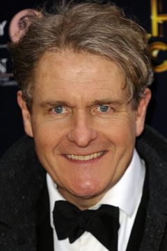 Robert Bathurst interpreta Strombel's Co-Worker