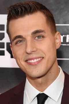 Cody Linley interpreta Spit McGee