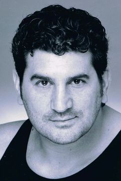 Steve Santosusso interpreta Dom