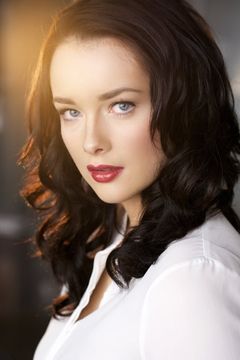 Allie MacDonald interpreta Jillian