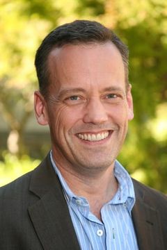 Dee Bradley Baker interpreta Arthur Curry / Aquaman (voice) / Dex-Starr (voice) / Fishy (voice)