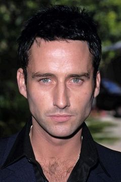 Glenn Quinn interpreta Alan