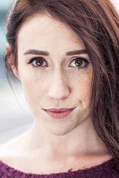 Kayla Harrity interpreta Amy