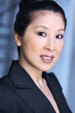 Brooke Chia Thao interpreta Vu