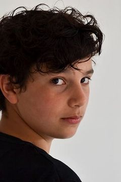 Lucas Bond interpreta Frank