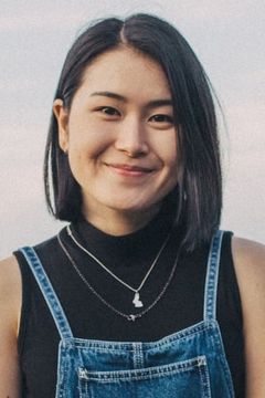 Amy Keum interpreta Leslie