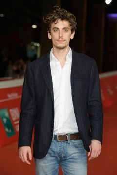 Gabriel Farnese interpreta Elijah