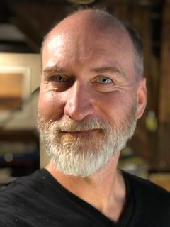 Chris Carlson interpreta Men's Room Man