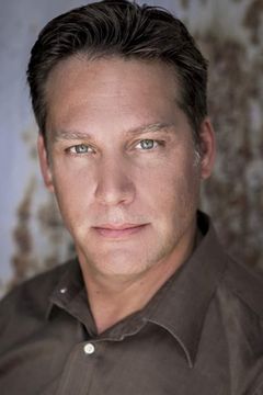 Jay Simon interpreta The Flight Attendant