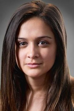 Amy-Leigh Hickman interpreta Nadia