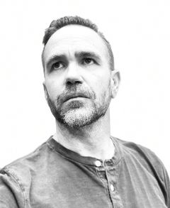 Chris Johnston interpreta Helmsman