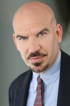 Sammy Busby interpreta Officer