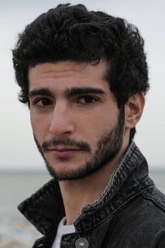 Roger Azar interpreta Adam