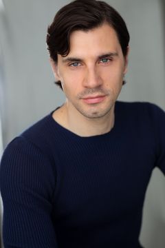 Justin McDonald interpreta Dr. Jones