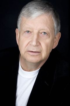 Luis Fernández de Eribe interpreta Soldier Coat (uncredited)