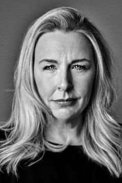 Hannah Walters interpreta Woman at The Captain's Daughter (uncredited)