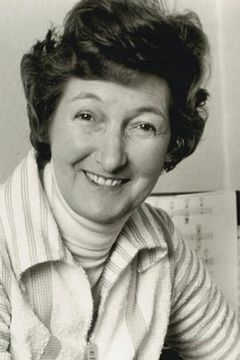 Pat Coombs interpreta Henrietta Salt (uncredited)