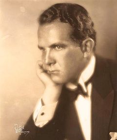 John Vosper interpreta Reporter (uncredited)