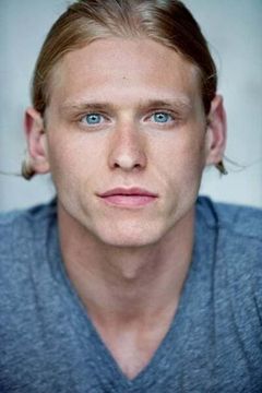 Nicholas Logan interpreta Alexi Ignatyev