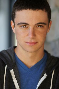 Logan Manus interpreta Chris Gardoki