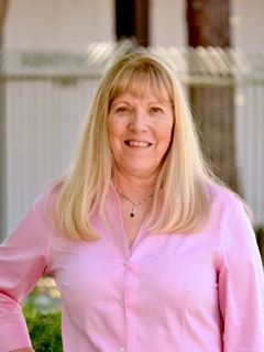 Linda J. Spilker interpreta Herself