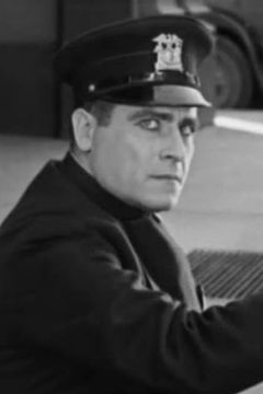 Budd Fine interpreta Stevedore (uncredited)
