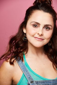 Brooke Mackenzie interpreta Traci