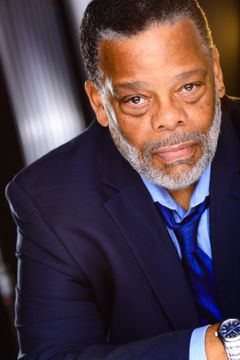 Lawrence Mandley interpreta Henry