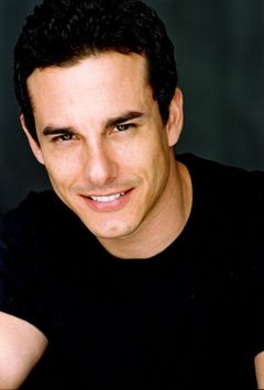 Michael Cade interpreta Sydney Chaplin Jr.