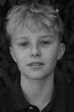 Noah Flemyng interpreta Sam