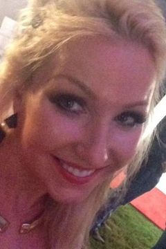 Jaanika Kaarpalu interpreta Business Woman (uncredited)