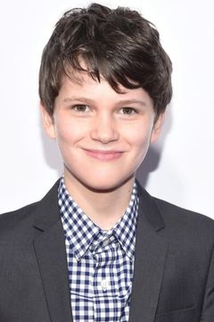 Gabriel Bateman interpreta Roger
