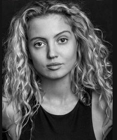 Amelia Clarkson interpreta Young Jane