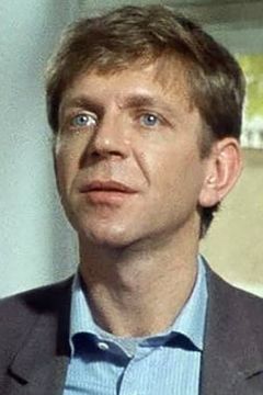 Dieter Schidor interpreta Vic Rivette