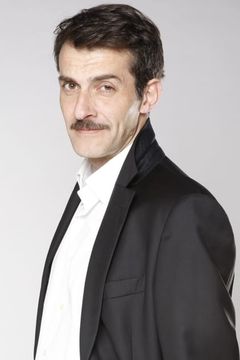Ruben Rigillo interpreta Marco, Nino's father