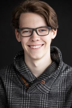 Tyler Robinson interpreta James Mott