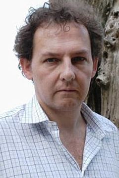 Giles Foden interpreta British Journalist 1