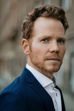 Laurens Walter interpreta Kommissar Fischer