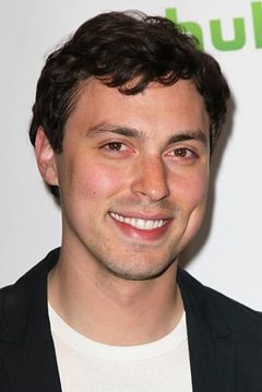 John Francis Daley interpreta Lance Sweets