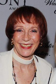 Patricia Elliott interpreta Mortified Teacher