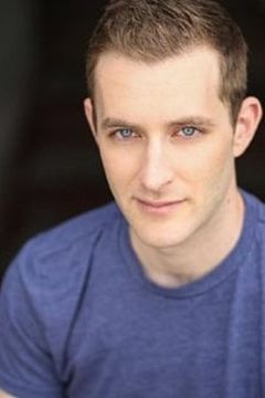 Adam Stephenson interpreta Father